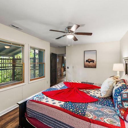 Whiskey Ridge Lodge, A Restored 1940S Gem, 2 Mins From Downtown, Breathtaking City Views, Custom Game Room, And Spacious Elegance Gatlinburg Dış mekan fotoğraf