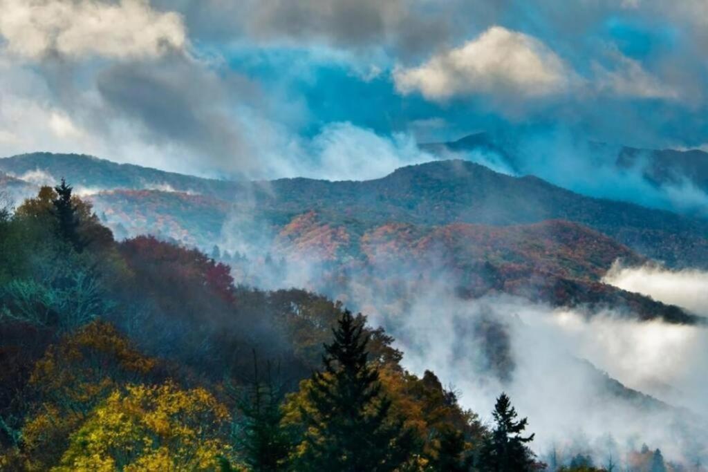 Whiskey Ridge Lodge, A Restored 1940S Gem, 2 Mins From Downtown, Breathtaking City Views, Custom Game Room, And Spacious Elegance Gatlinburg Dış mekan fotoğraf