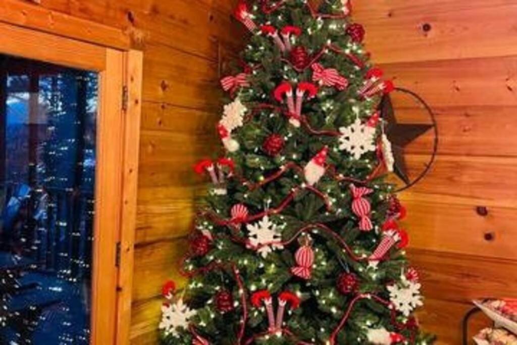 Whiskey Ridge Lodge, A Restored 1940S Gem, 2 Mins From Downtown, Breathtaking City Views, Custom Game Room, And Spacious Elegance Gatlinburg Dış mekan fotoğraf
