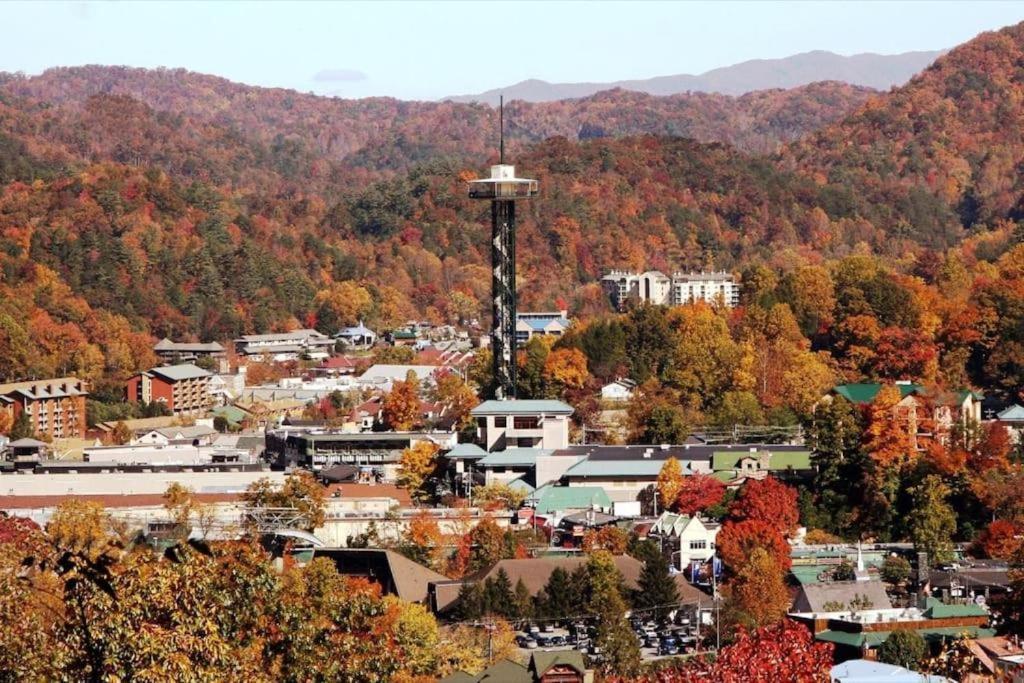 Whiskey Ridge Lodge, A Restored 1940S Gem, 2 Mins From Downtown, Breathtaking City Views, Custom Game Room, And Spacious Elegance Gatlinburg Dış mekan fotoğraf