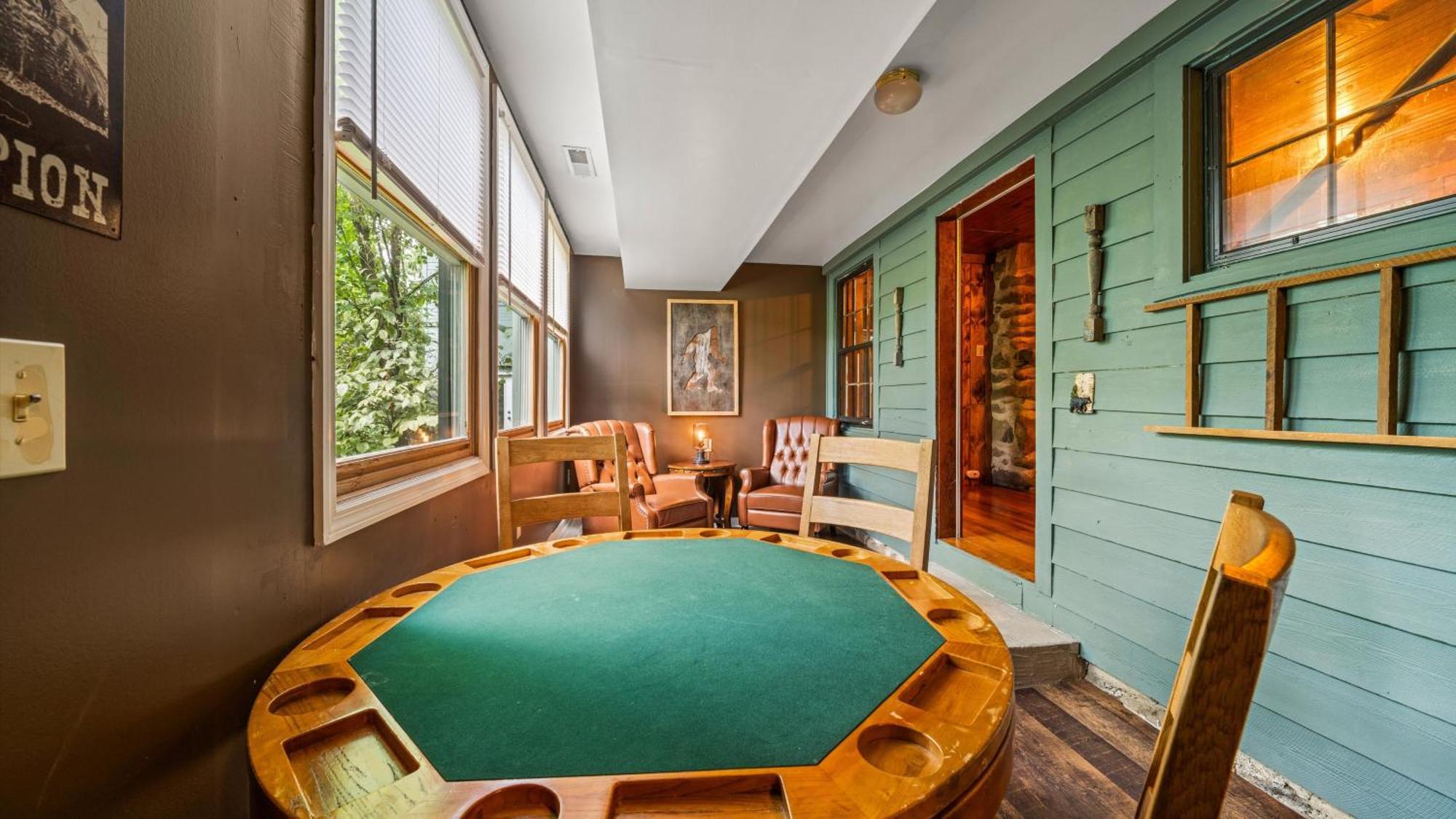 Whiskey Ridge Lodge, A Restored 1940S Gem, 2 Mins From Downtown, Breathtaking City Views, Custom Game Room, And Spacious Elegance Gatlinburg Dış mekan fotoğraf