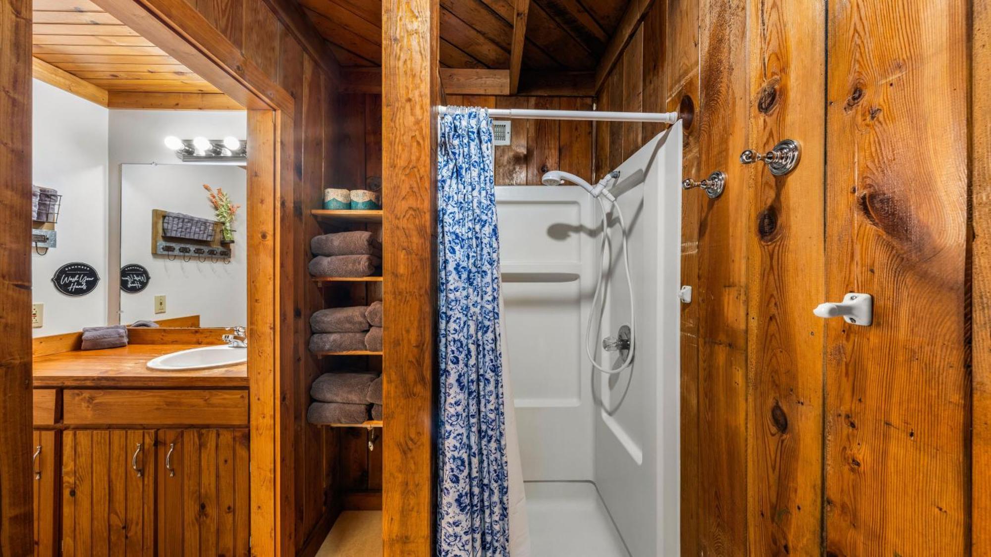 Whiskey Ridge Lodge, A Restored 1940S Gem, 2 Mins From Downtown, Breathtaking City Views, Custom Game Room, And Spacious Elegance Gatlinburg Dış mekan fotoğraf