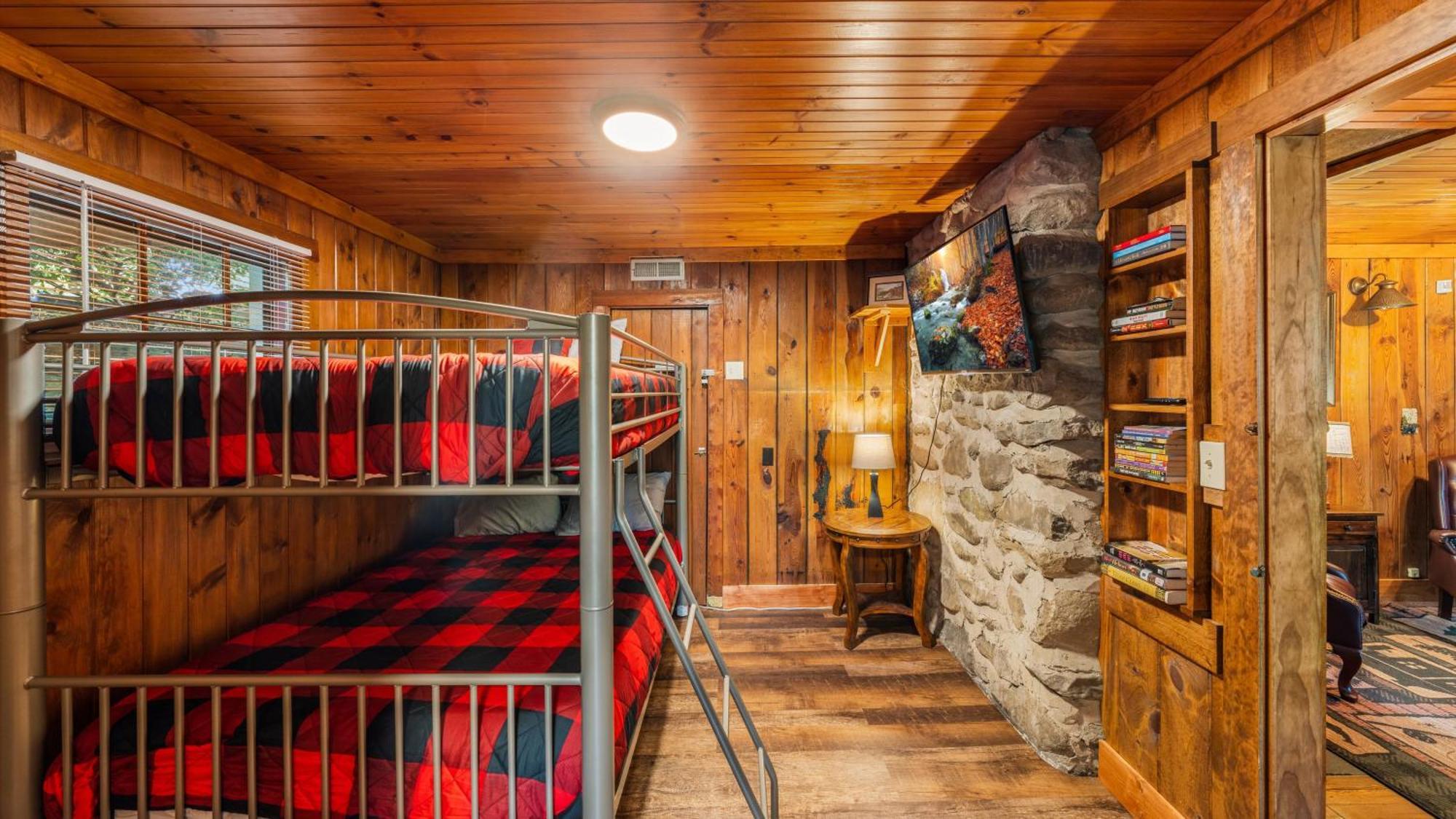 Whiskey Ridge Lodge, A Restored 1940S Gem, 2 Mins From Downtown, Breathtaking City Views, Custom Game Room, And Spacious Elegance Gatlinburg Dış mekan fotoğraf