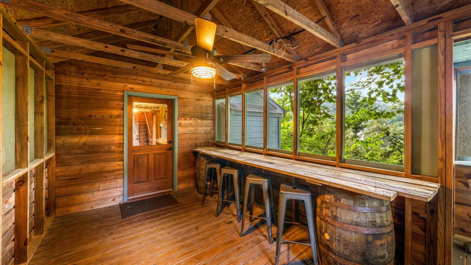 Whiskey Ridge Lodge, A Restored 1940S Gem, 2 Mins From Downtown, Breathtaking City Views, Custom Game Room, And Spacious Elegance Gatlinburg Dış mekan fotoğraf