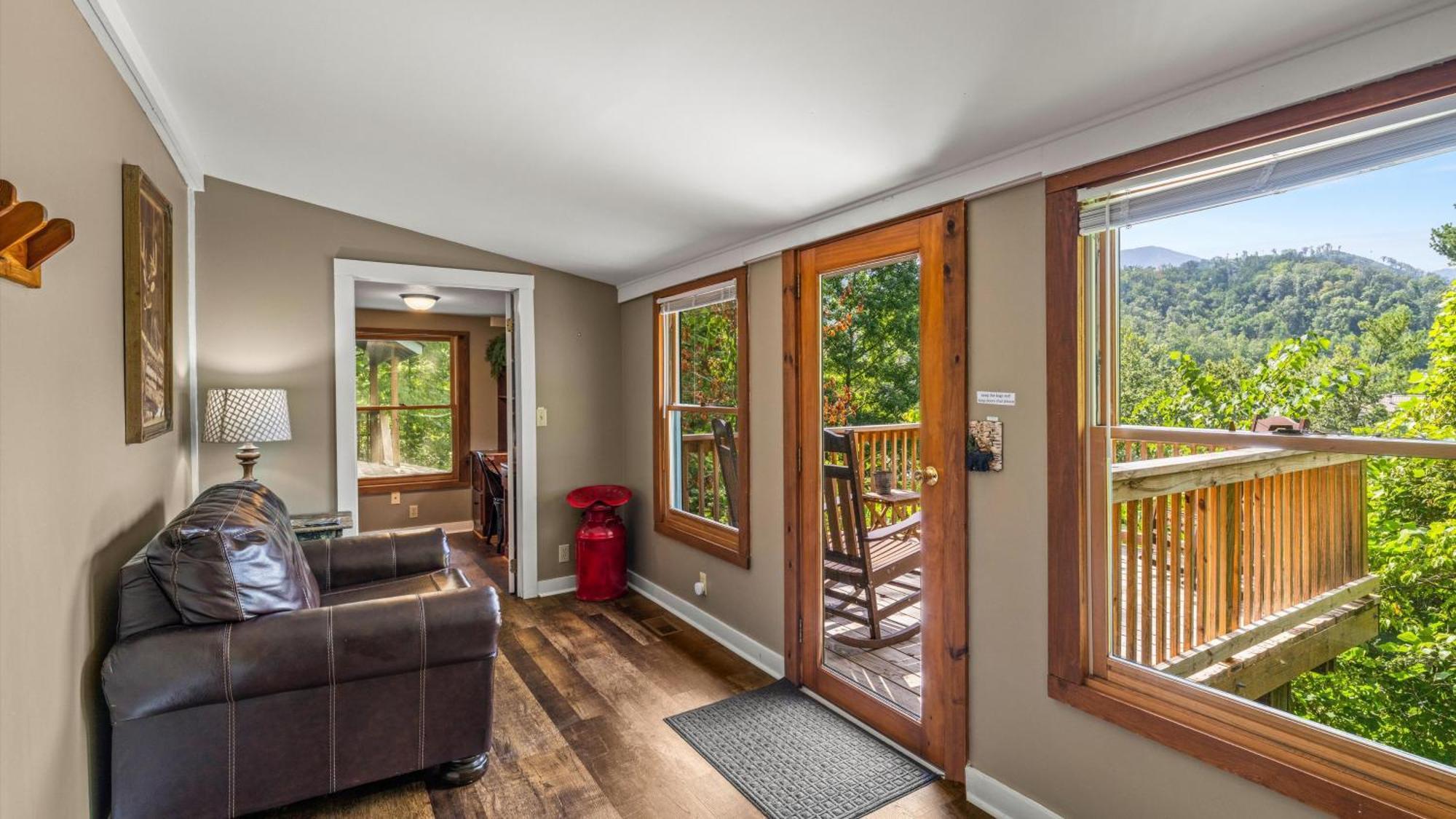 Whiskey Ridge Lodge, A Restored 1940S Gem, 2 Mins From Downtown, Breathtaking City Views, Custom Game Room, And Spacious Elegance Gatlinburg Dış mekan fotoğraf