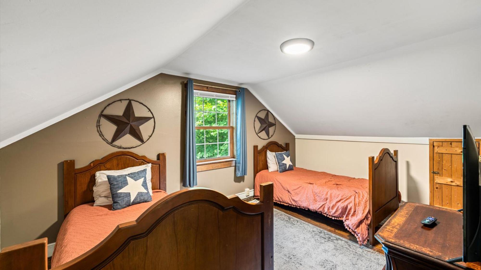 Whiskey Ridge Lodge, A Restored 1940S Gem, 2 Mins From Downtown, Breathtaking City Views, Custom Game Room, And Spacious Elegance Gatlinburg Dış mekan fotoğraf