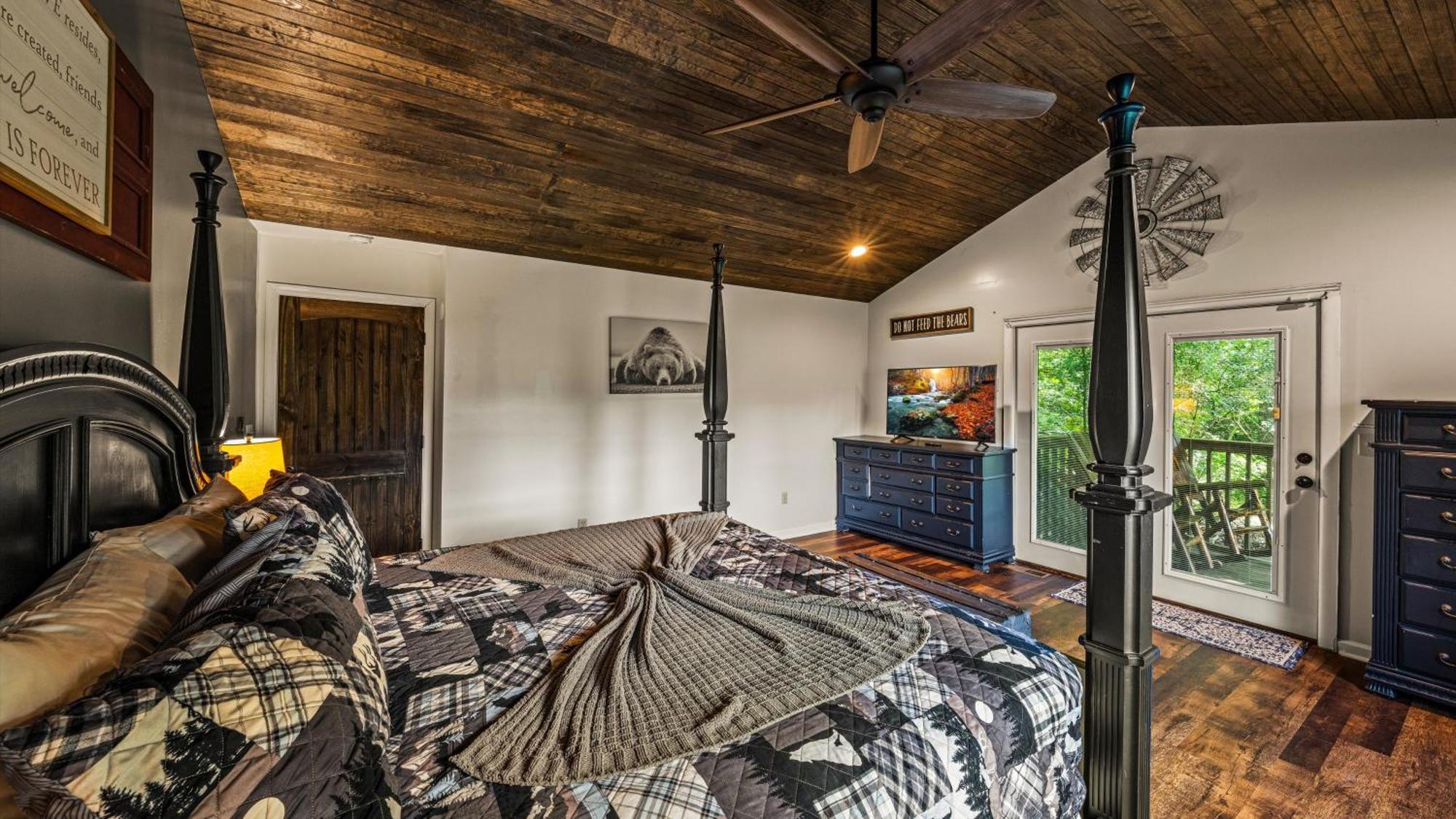 Whiskey Ridge Lodge, A Restored 1940S Gem, 2 Mins From Downtown, Breathtaking City Views, Custom Game Room, And Spacious Elegance Gatlinburg Dış mekan fotoğraf