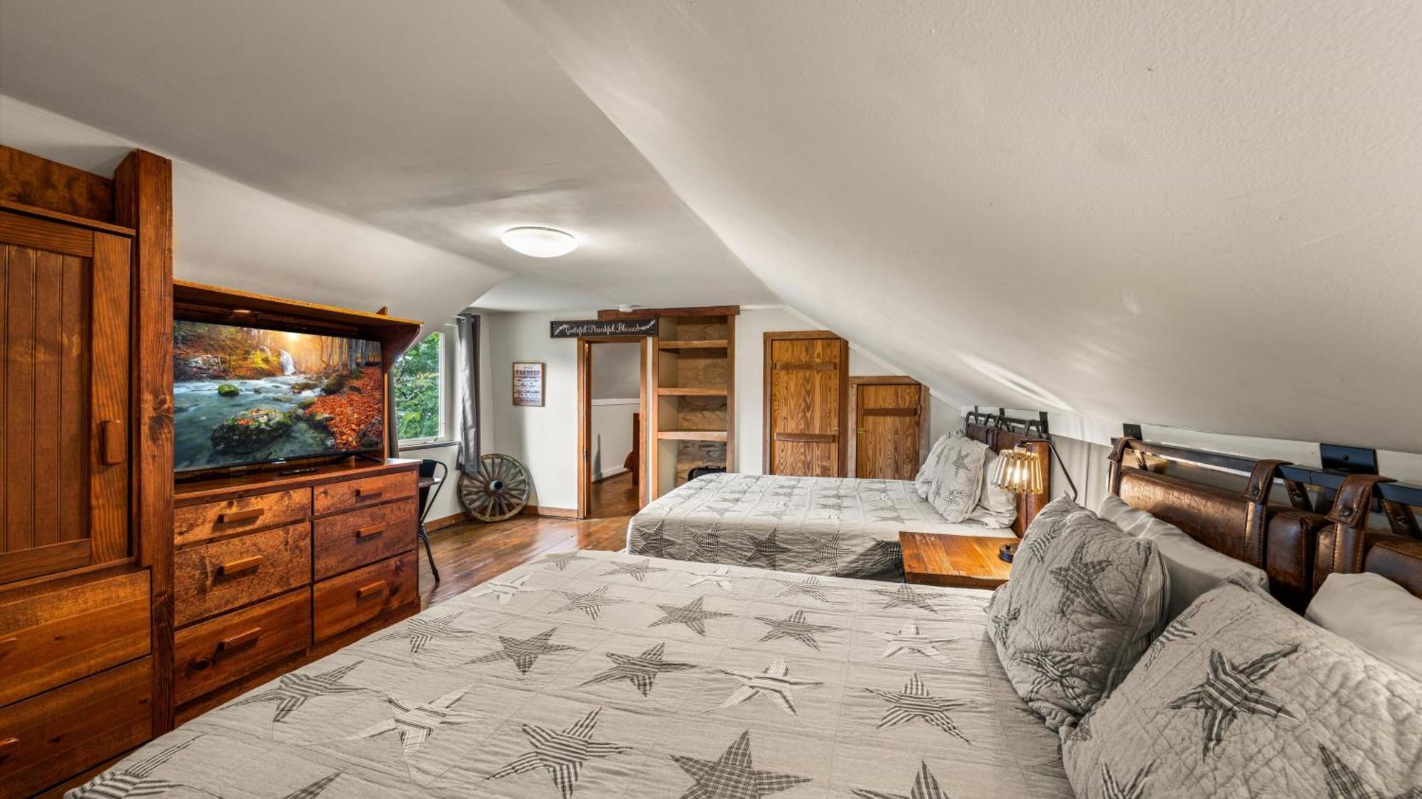 Whiskey Ridge Lodge, A Restored 1940S Gem, 2 Mins From Downtown, Breathtaking City Views, Custom Game Room, And Spacious Elegance Gatlinburg Dış mekan fotoğraf