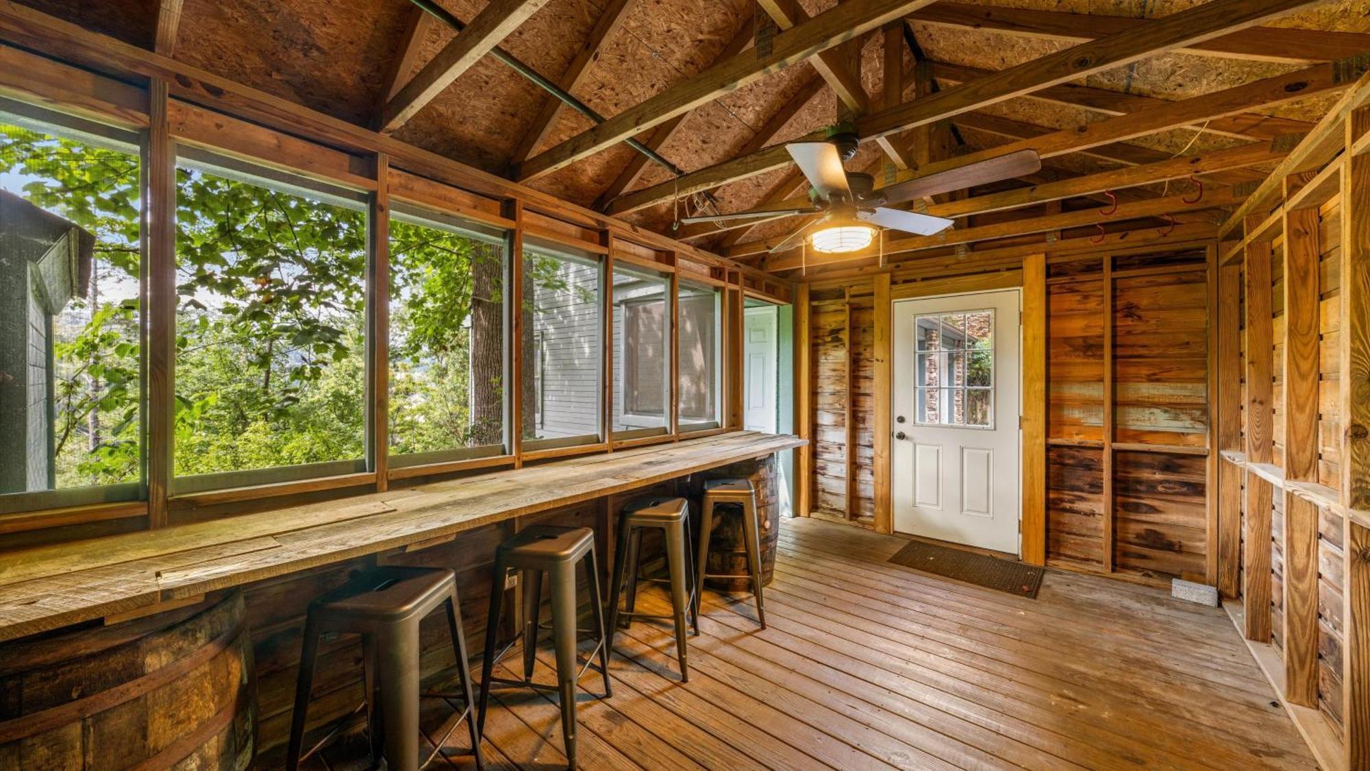 Whiskey Ridge Lodge, A Restored 1940S Gem, 2 Mins From Downtown, Breathtaking City Views, Custom Game Room, And Spacious Elegance Gatlinburg Dış mekan fotoğraf