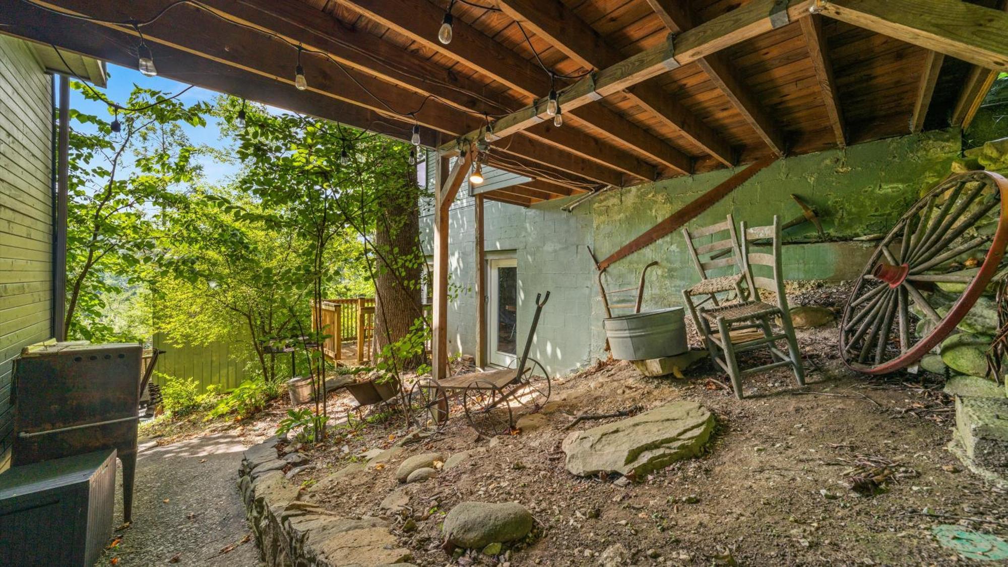 Whiskey Ridge Lodge, A Restored 1940S Gem, 2 Mins From Downtown, Breathtaking City Views, Custom Game Room, And Spacious Elegance Gatlinburg Dış mekan fotoğraf
