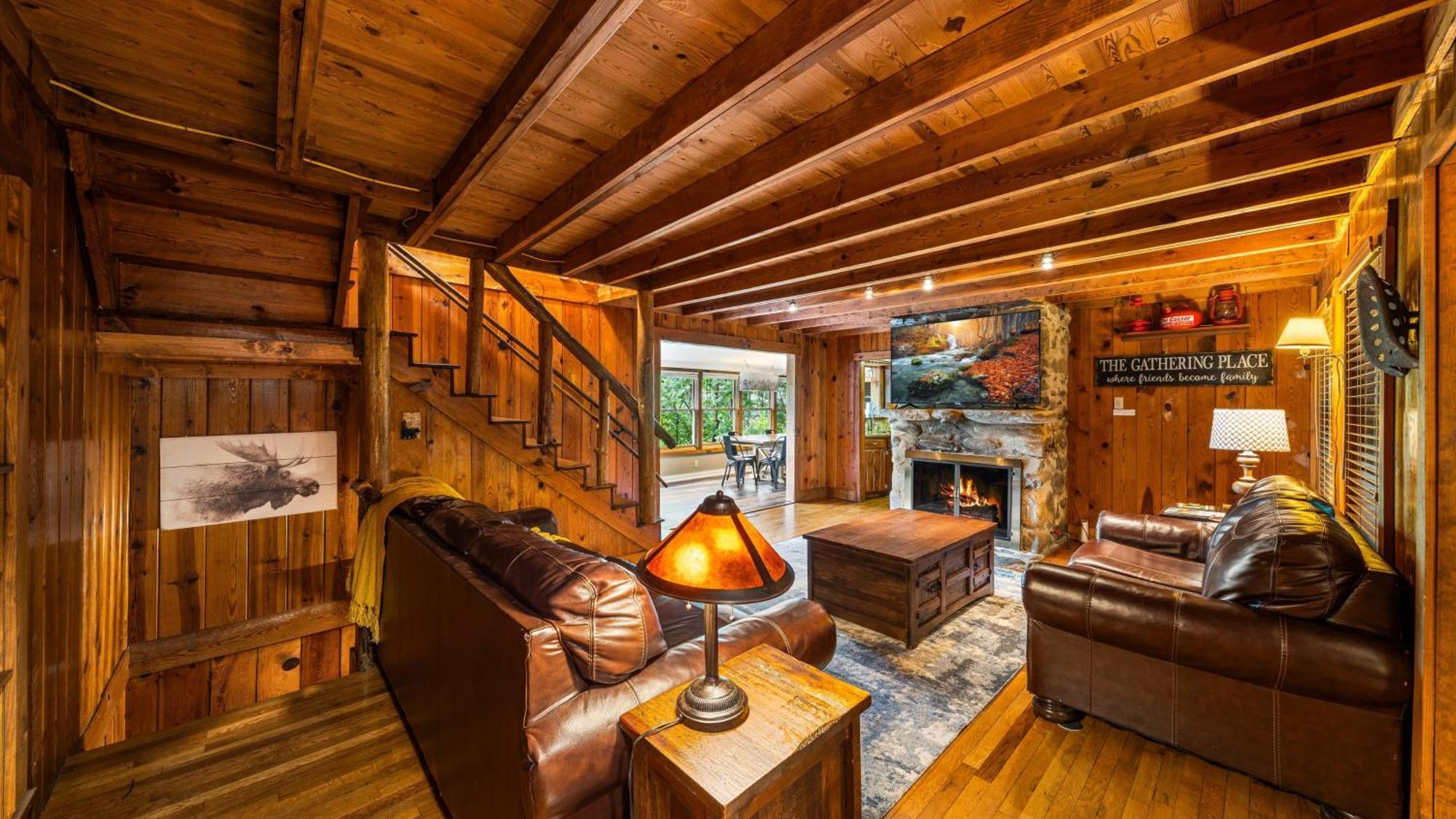 Whiskey Ridge Lodge, A Restored 1940S Gem, 2 Mins From Downtown, Breathtaking City Views, Custom Game Room, And Spacious Elegance Gatlinburg Dış mekan fotoğraf