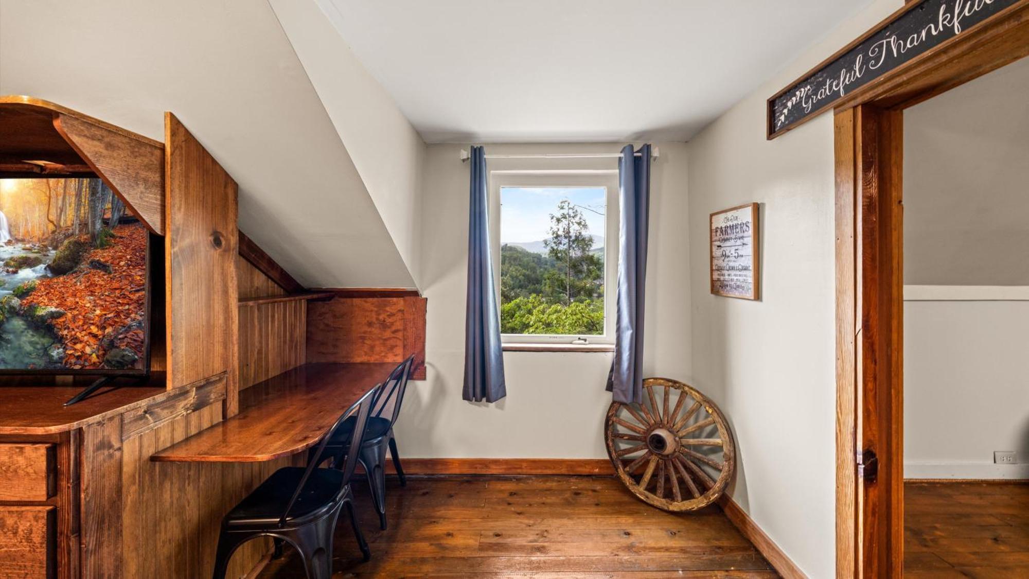 Whiskey Ridge Lodge, A Restored 1940S Gem, 2 Mins From Downtown, Breathtaking City Views, Custom Game Room, And Spacious Elegance Gatlinburg Dış mekan fotoğraf
