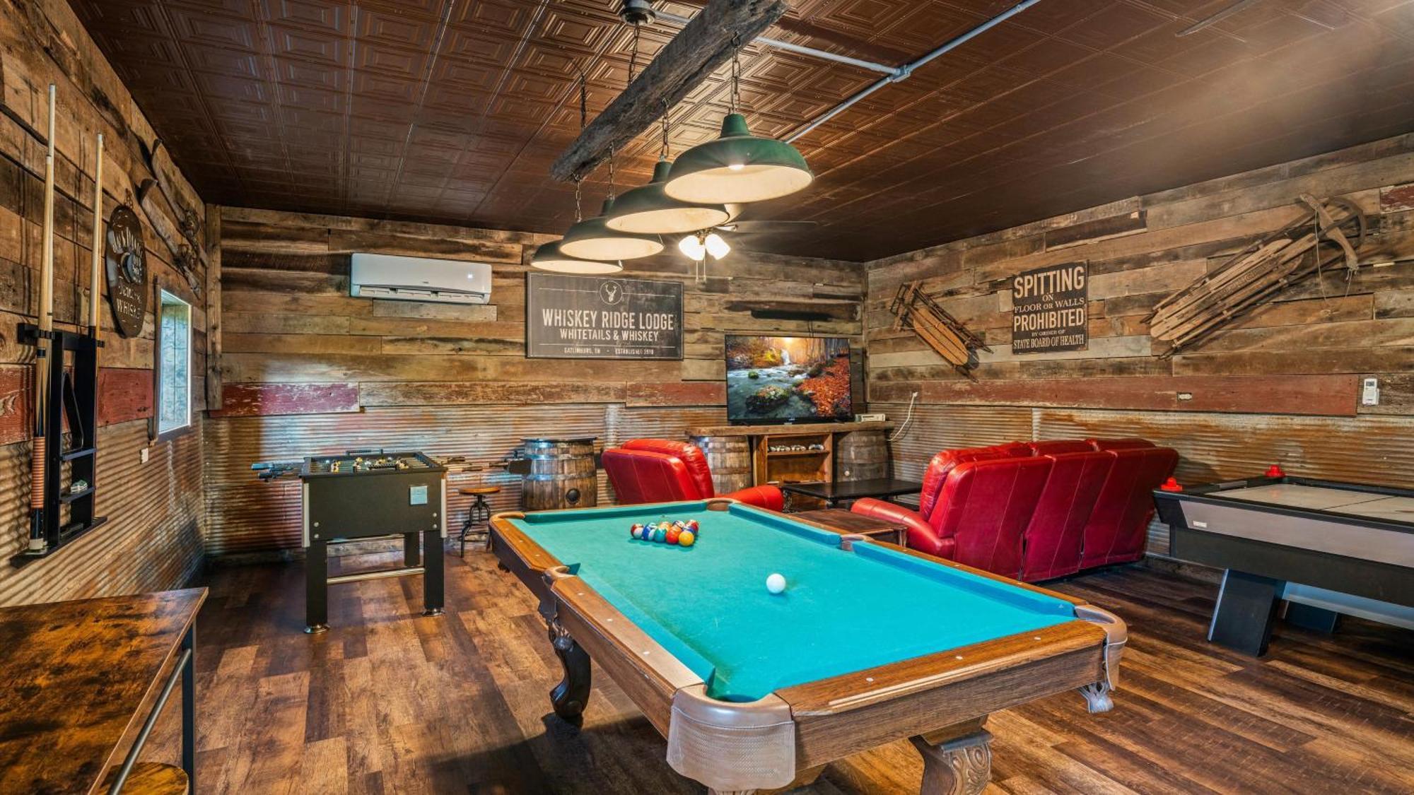 Whiskey Ridge Lodge, A Restored 1940S Gem, 2 Mins From Downtown, Breathtaking City Views, Custom Game Room, And Spacious Elegance Gatlinburg Dış mekan fotoğraf