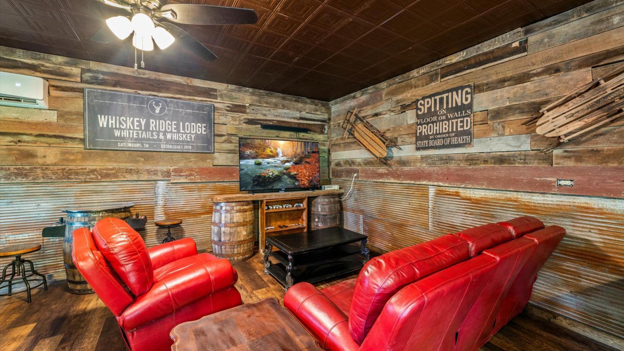 Whiskey Ridge Lodge, A Restored 1940S Gem, 2 Mins From Downtown, Breathtaking City Views, Custom Game Room, And Spacious Elegance Gatlinburg Dış mekan fotoğraf
