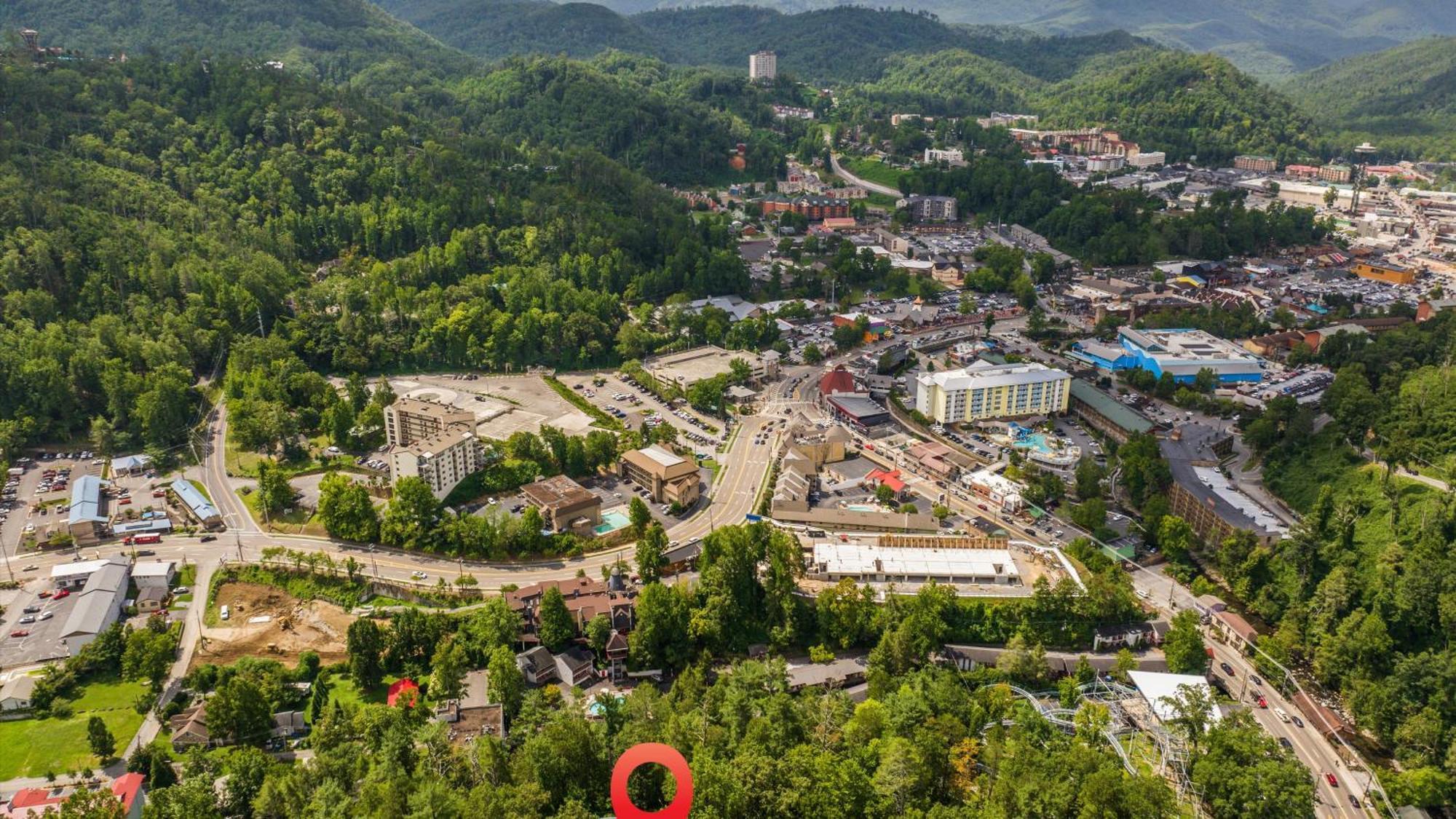 Whiskey Ridge Lodge, A Restored 1940S Gem, 2 Mins From Downtown, Breathtaking City Views, Custom Game Room, And Spacious Elegance Gatlinburg Dış mekan fotoğraf