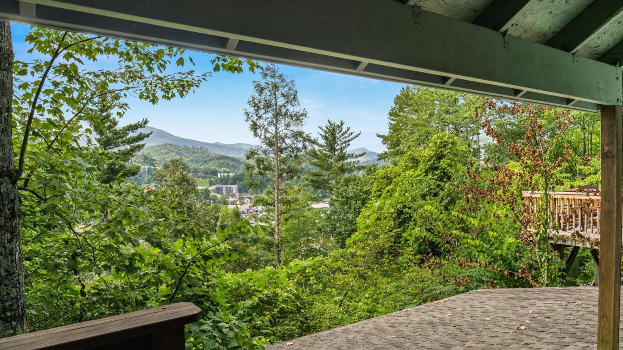 Whiskey Ridge Lodge, A Restored 1940S Gem, 2 Mins From Downtown, Breathtaking City Views, Custom Game Room, And Spacious Elegance Gatlinburg Dış mekan fotoğraf