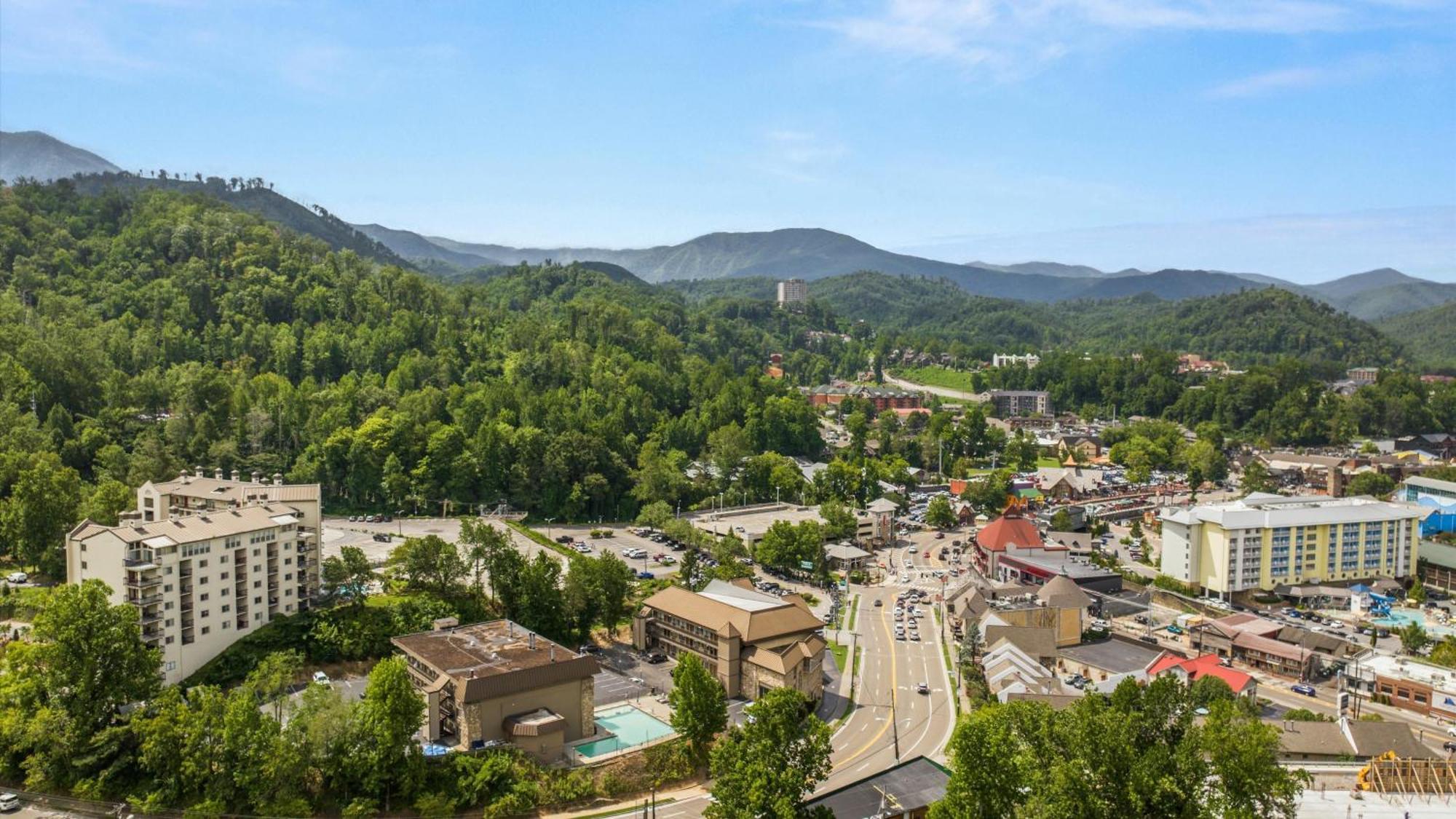 Whiskey Ridge Lodge, A Restored 1940S Gem, 2 Mins From Downtown, Breathtaking City Views, Custom Game Room, And Spacious Elegance Gatlinburg Dış mekan fotoğraf