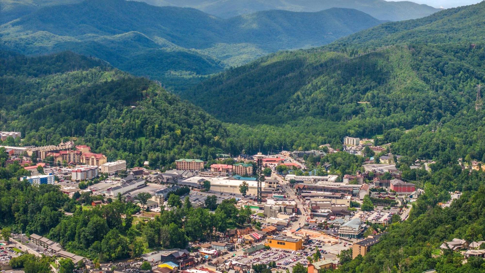 Whiskey Ridge Lodge, A Restored 1940S Gem, 2 Mins From Downtown, Breathtaking City Views, Custom Game Room, And Spacious Elegance Gatlinburg Dış mekan fotoğraf