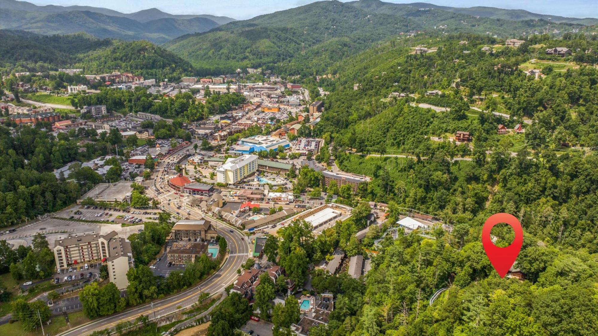Whiskey Ridge Lodge, A Restored 1940S Gem, 2 Mins From Downtown, Breathtaking City Views, Custom Game Room, And Spacious Elegance Gatlinburg Dış mekan fotoğraf