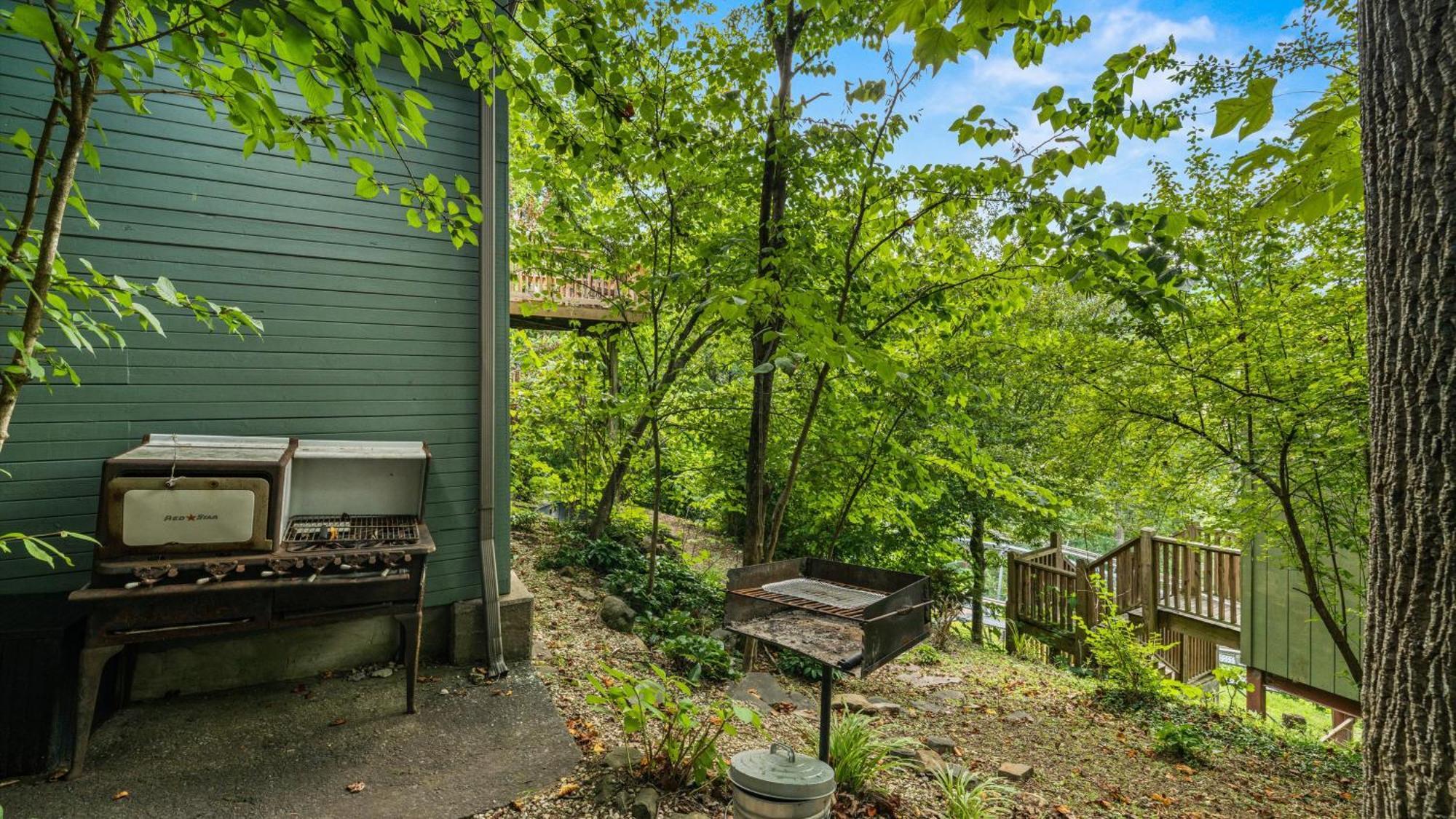 Whiskey Ridge Lodge, A Restored 1940S Gem, 2 Mins From Downtown, Breathtaking City Views, Custom Game Room, And Spacious Elegance Gatlinburg Dış mekan fotoğraf