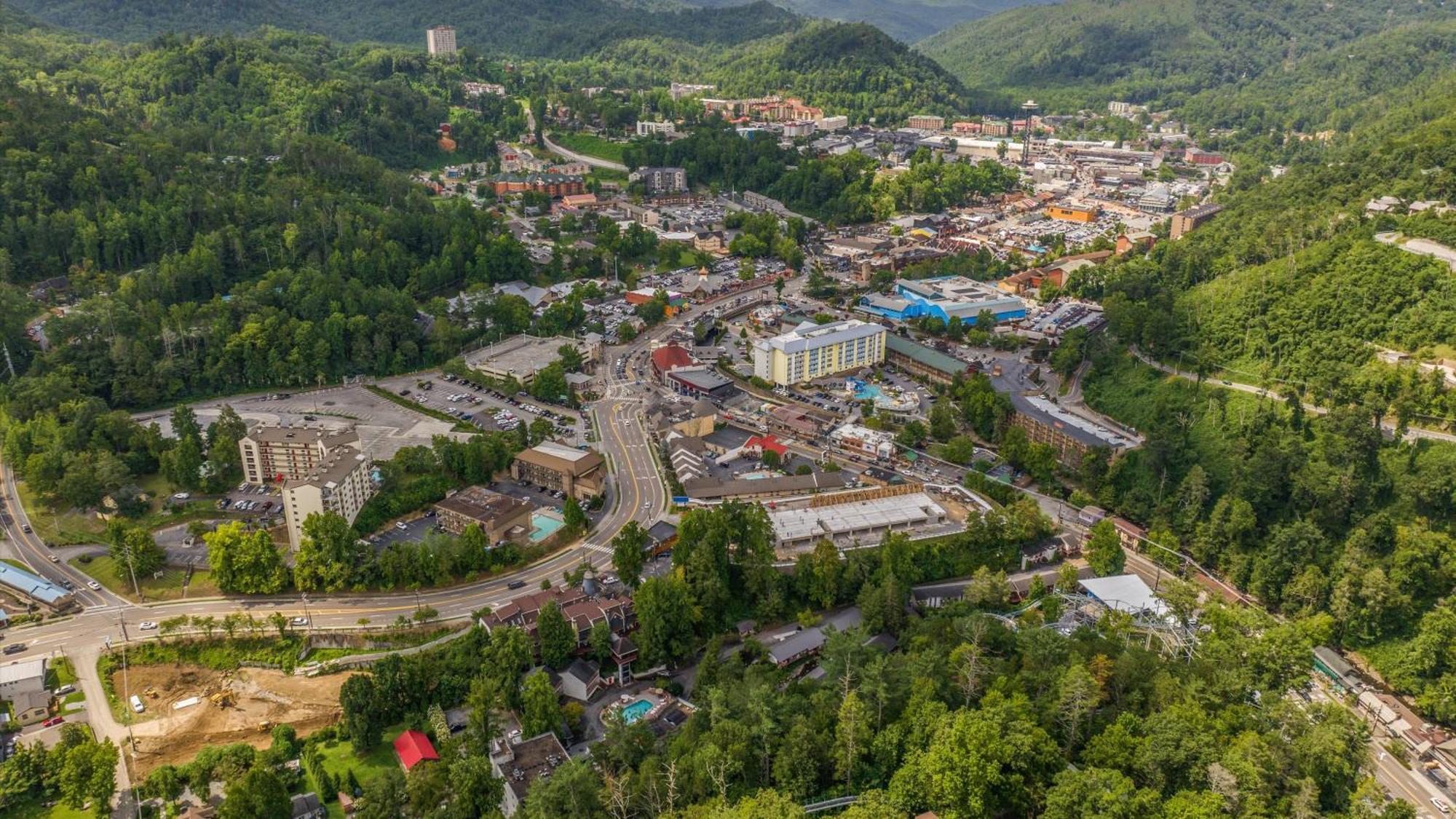 Whiskey Ridge Lodge, A Restored 1940S Gem, 2 Mins From Downtown, Breathtaking City Views, Custom Game Room, And Spacious Elegance Gatlinburg Dış mekan fotoğraf