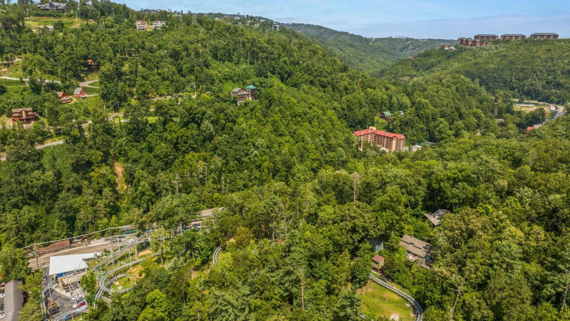 Whiskey Ridge Lodge, A Restored 1940S Gem, 2 Mins From Downtown, Breathtaking City Views, Custom Game Room, And Spacious Elegance Gatlinburg Dış mekan fotoğraf
