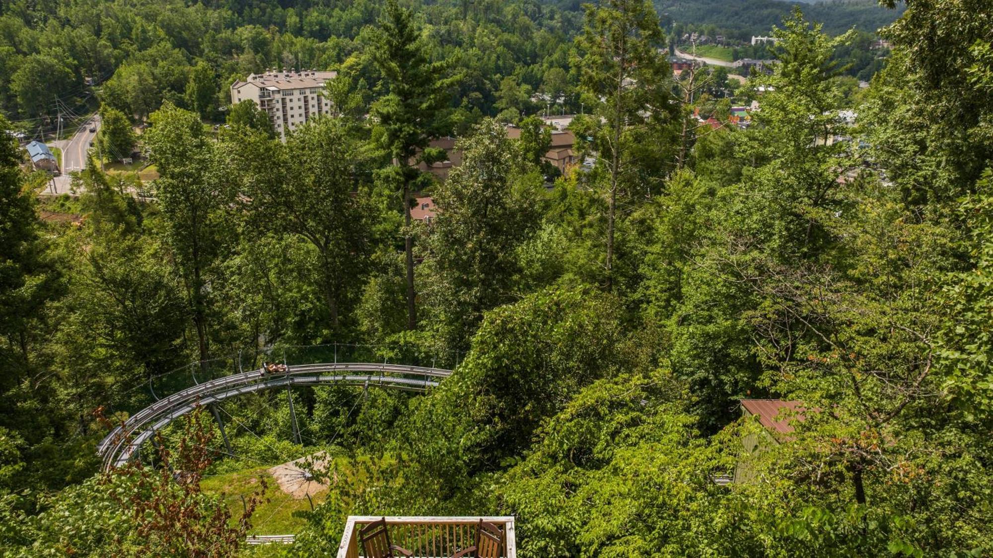 Whiskey Ridge Lodge, A Restored 1940S Gem, 2 Mins From Downtown, Breathtaking City Views, Custom Game Room, And Spacious Elegance Gatlinburg Dış mekan fotoğraf